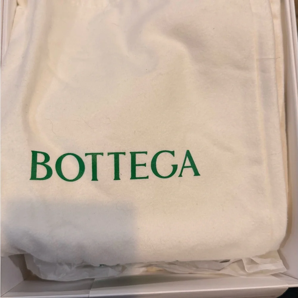 Bottega Veneta Lido Sandals in Green (Grass) - Picture 11 of 12